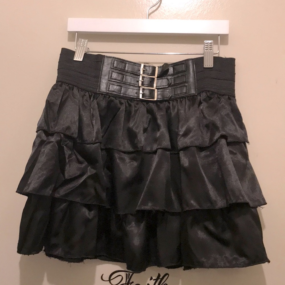 Elegant Black Tiered Size Medium Skirt